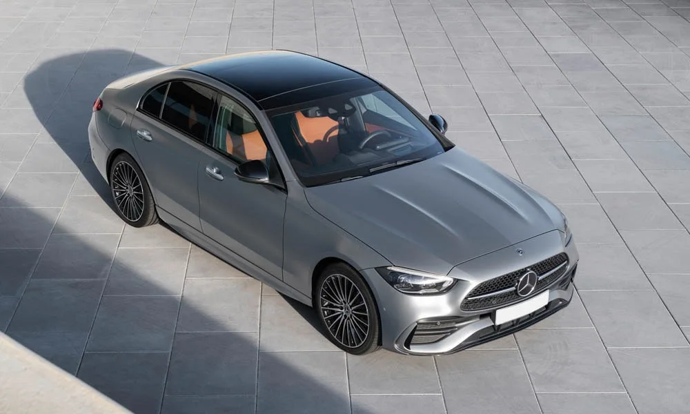 Фото Mercedes-Benz C-Class — крыша. Линия крыши и панорамное остекление с высоты. Панорамное стекло зрительно увеличивает салон; шторка спасает в жару Mercedes-Benz C-Class — крыша