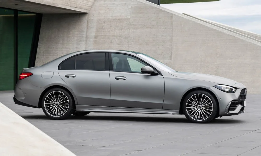 Фото Mercedes-Benz C-Class — вид сбоку. Профиль кузова: колёсная база, свесы и линия остекления. Хромированные или чёрные молдинги окон отличают комплектации Mercedes-Benz C-Class — вид сбоку