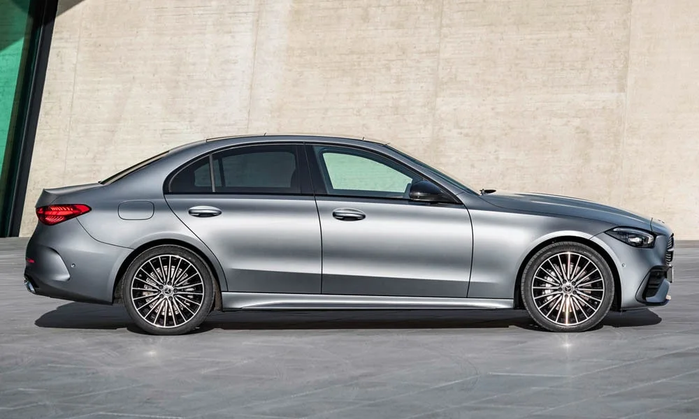Фото Mercedes-Benz C-Class — вид сбоку, фото 2. Профиль кузова: колёсная база, свесы и линия остекления. Длинная база — простор второго ряда; короткие свесы упрощают парковку Mercedes-Benz C-Class — вид сбоку, фото 2