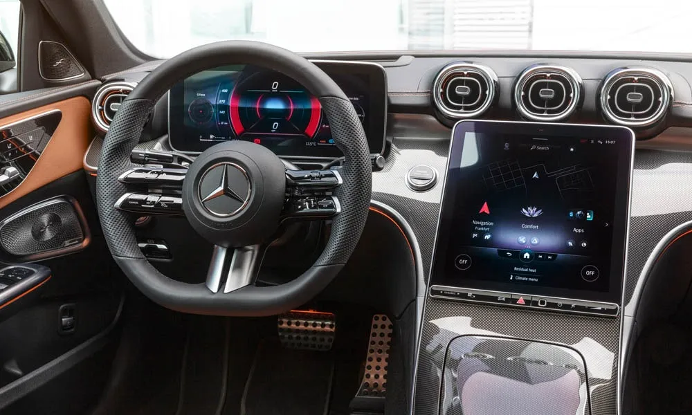 Фото Mercedes-Benz C-Class — руль. Обшивка обода и компоновка спиц крупным планом Mercedes-Benz C-Class — руль