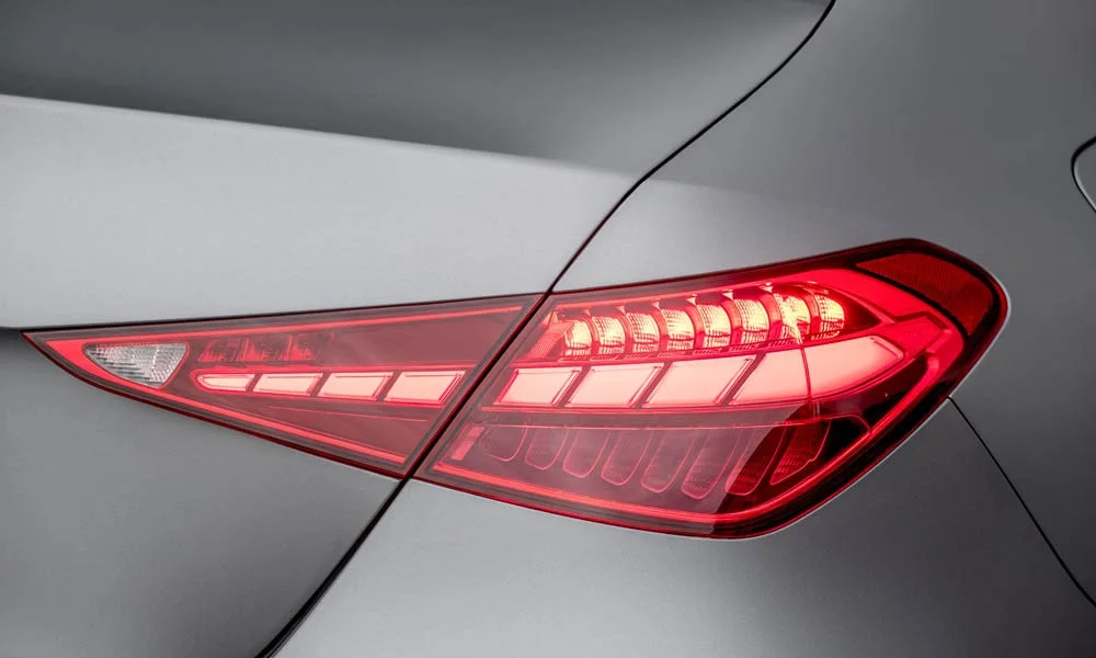 Фото Mercedes-Benz C-Class — задние фонари. Графика секций крупным планом — ночная подпись модели. Динамические поворотники с бегущей индикацией встречаются в старших комплектациях Mercedes-Benz C-Class — задние фонари
