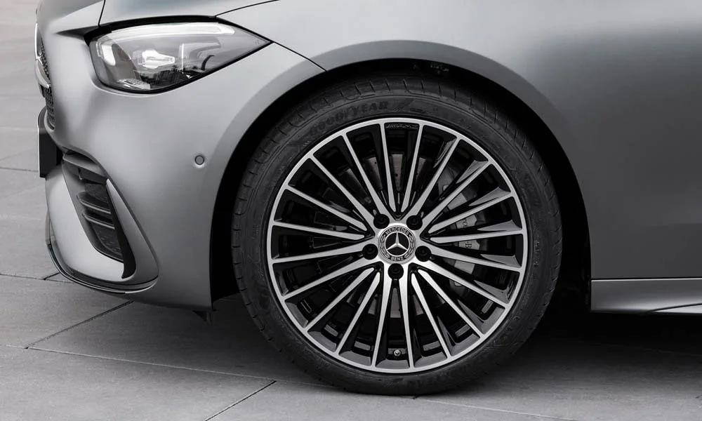 Фото Mercedes-Benz C-Class — колесо и диск. Дизайн спиц и профиль резины крупным планом. Рекомендованные размеры шин и давление — на табличке в проёме водительской двери Mercedes-Benz C-Class — колесо и диск