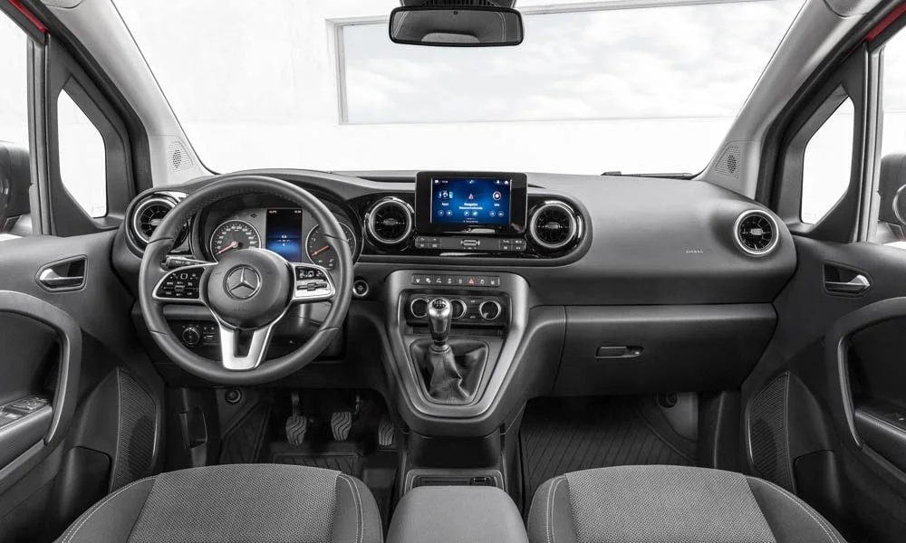 Фото Mercedes-Benz Citan — передняя панель. Компоновка экранов, дефлекторов и консоли Mercedes-Benz Citan — передняя панель