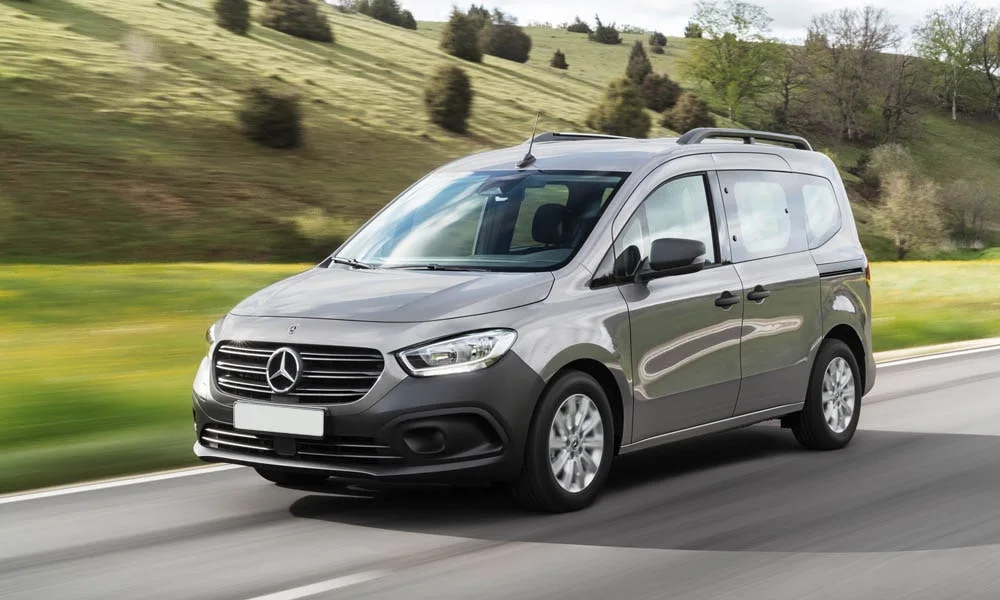 Фото Mercedes-Benz Citan — вид спереди, фото 4. Серый кузов, строгая симметрия оптики — базовый ракурс знакомства с дизайном Mercedes-Benz Citan — вид спереди, фото 4
