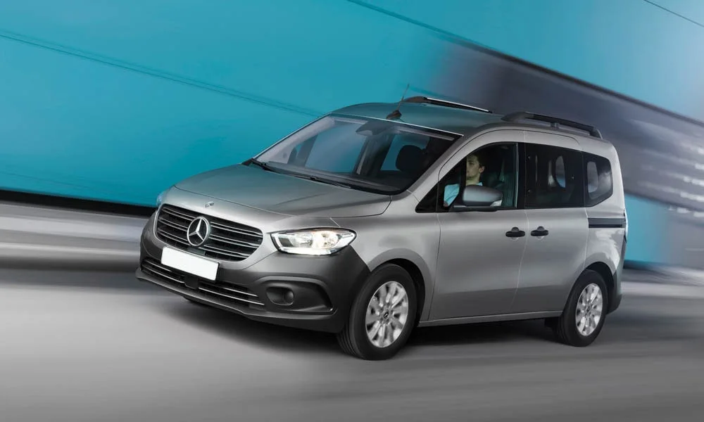 Фото Mercedes-Benz Citan — вид спереди, фото 5. Анфас: пропорции капота, посадка кузова и графика ходовых огней. Дневные ходовые огни включаются автоматически с запуском Mercedes-Benz Citan — вид спереди, фото 5