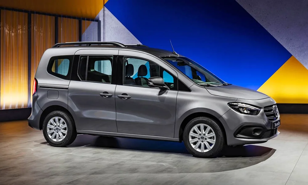 Фото Mercedes-Benz Citan — вид спереди, фото 6. Оптика, решётка и бампер — первое впечатление о модели. Рисунок ходовых огней — подпись модели, по нему её узнают в потоке Mercedes-Benz Citan — вид спереди, фото 6