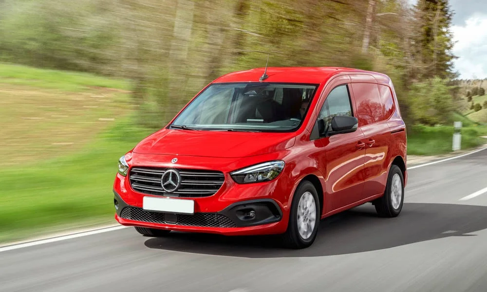 Фото Mercedes-Benz Citan — вид спереди, фото 7. Передок в красном исполнении — крупная светотехника и выразительный бампер Mercedes-Benz Citan — вид спереди, фото 7