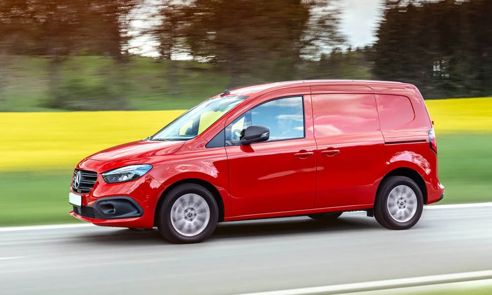 Фото Mercedes-Benz Citan — вид спереди, фото 8. Анфас: пропорции капота, посадка кузова и графика ходовых огней. Дневные ходовые огни включаются автоматически с запуском Mercedes-Benz Citan — вид спереди, фото 8