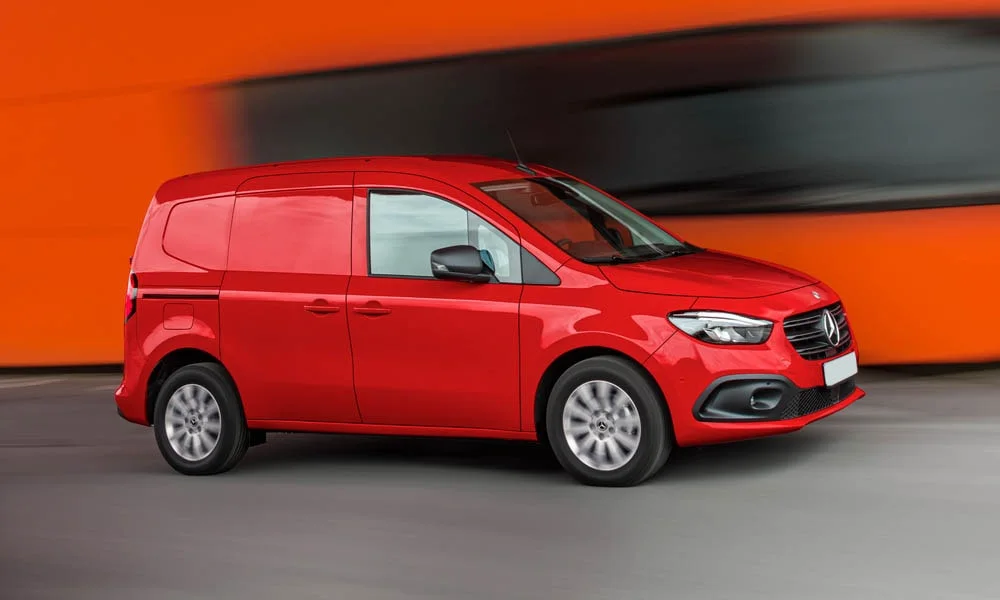 Фото Mercedes-Benz Citan — вид спереди, фото 9. Кузов в красном цвете: рисунок оптики и решётки задаёт узнаваемое «лицо» модели Mercedes-Benz Citan — вид спереди, фото 9