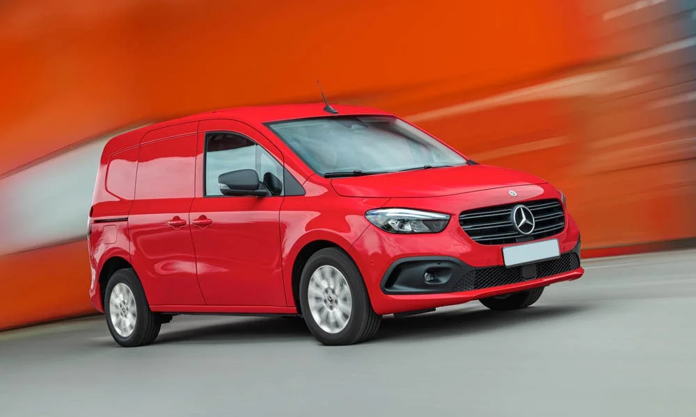 Фото Mercedes-Benz Citan — вид спереди, фото 11. Кузов в красном цвете: рисунок оптики и решётки задаёт узнаваемое «лицо» модели. Рисунок ходовых огней — подпись модели, по нему её узнают в потоке Mercedes-Benz Citan — вид спереди, фото 11