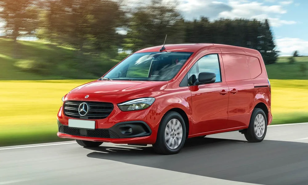 Фото Mercedes-Benz Citan — вид спереди, фото 12. Анфас: пропорции капота, посадка кузова и графика ходовых огней. Рисунок ходовых огней — подпись модели, по нему её узнают в потоке Mercedes-Benz Citan — вид спереди, фото 12