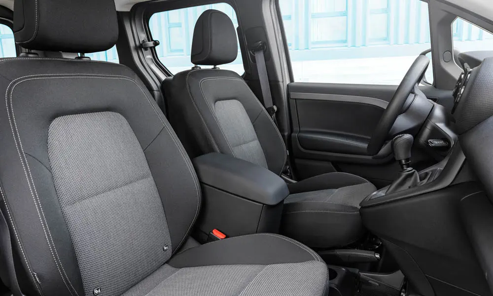 Фото Mercedes-Benz Citan — передние сиденья. Водительское и пассажирское кресла: обивка из практичной ткани, профиль с боковой поддержкой. Перфорация обивки нужна для вентиляции — функции старших комплектаций Mercedes-Benz Citan — передние сиденья