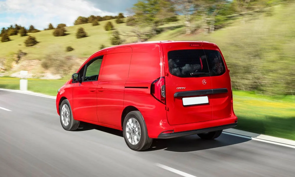 Фото Mercedes-Benz Citan — вид сзади, фото 6. Корма в красном цвете: графика фонарей и пластика пятой двери. Насадки выхлопа или их имитация внизу бампера различают версии Mercedes-Benz Citan — вид сзади, фото 6