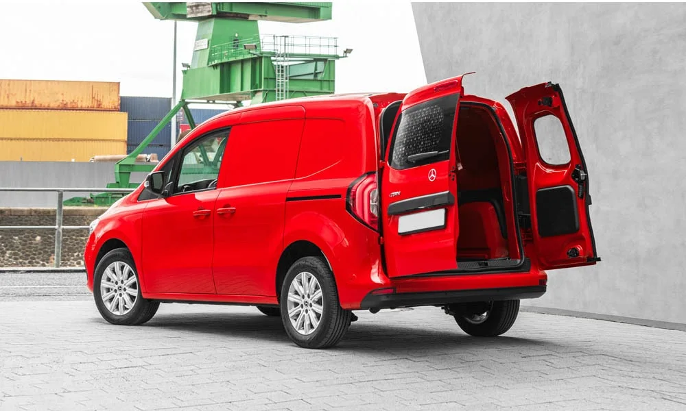 Фото Mercedes-Benz Citan — вид сзади, фото 7. Линия крыши, стойки и задняя дверь в красном исполнении Mercedes-Benz Citan — вид сзади, фото 7