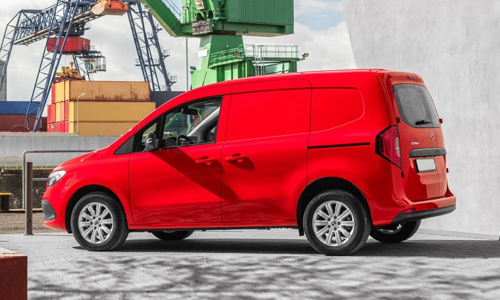 Фото Mercedes-Benz Citan — вид сзади, фото 8. Линия крыши, стойки и задняя дверь в красном исполнении. Светодиодная полоса или раздельные секции — задняя оптика стала главным украшением кормы Mercedes-Benz Citan — вид сзади, фото 8