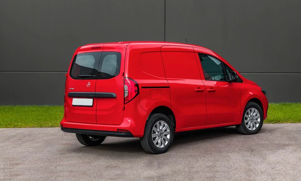 Фото Mercedes-Benz Citan — вид сзади, фото 9. Красный кузов сзади — фонари и бампер определяют ночной образ модели Mercedes-Benz Citan — вид сзади, фото 9