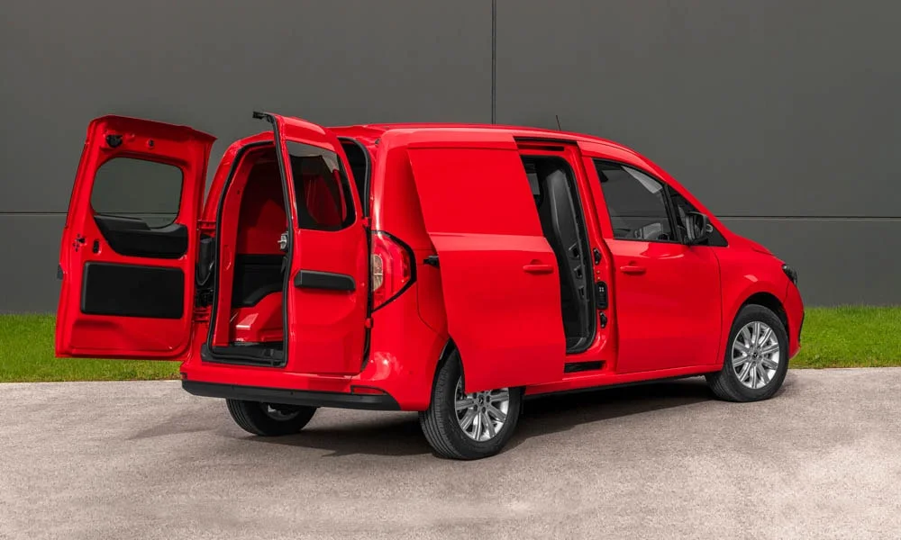 Фото Mercedes-Benz Citan — вид сзади, фото 10. Графика фонарей, бампер и оформление пятой двери. Светодиодная полоса или раздельные секции — задняя оптика стала главным украшением кормы Mercedes-Benz Citan — вид сзади, фото 10
