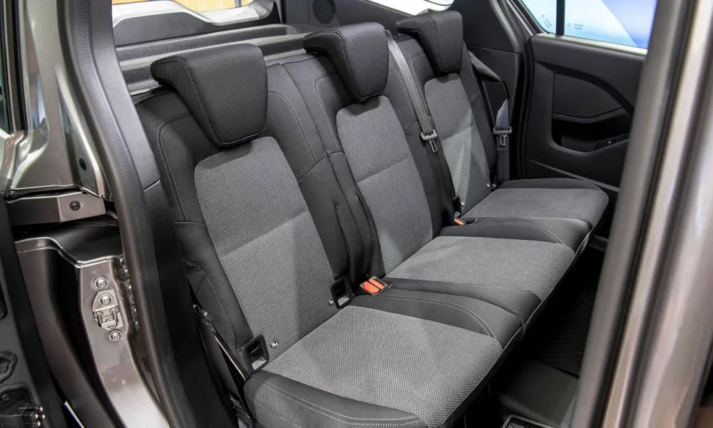 Фото Mercedes-Benz Citan — задние сиденья, фото 2. Второй ряд: профиль дивана, подголовники и обивка из практичной ткани Mercedes-Benz Citan — задние сиденья, фото 2