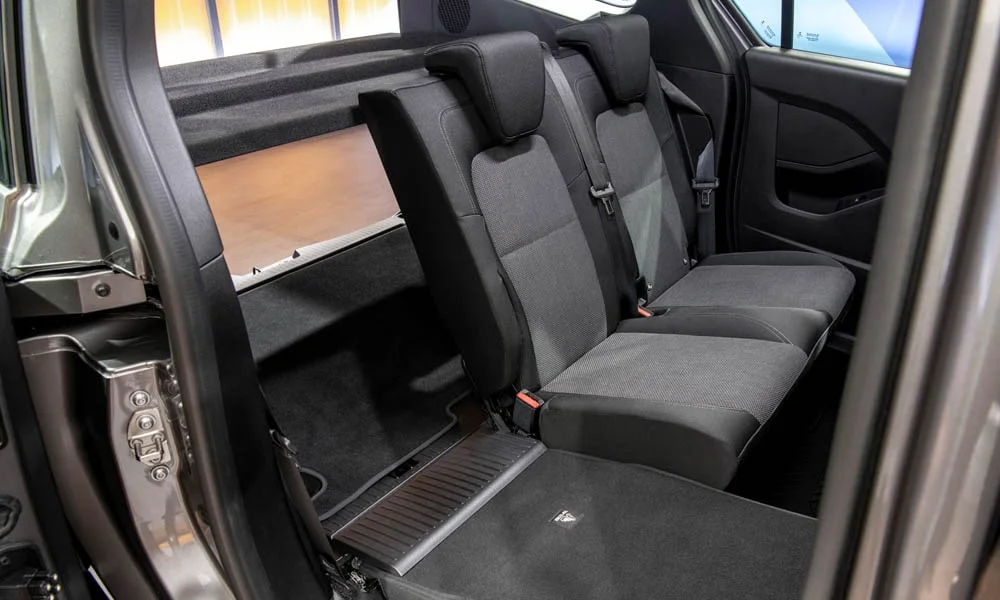 Фото Mercedes-Benz Citan — задние сиденья, фото 3. Задний диван в практичной ткани: посадка и центральный подлокотник. Плоский пол упрощает посадку втроём Mercedes-Benz Citan — задние сиденья, фото 3