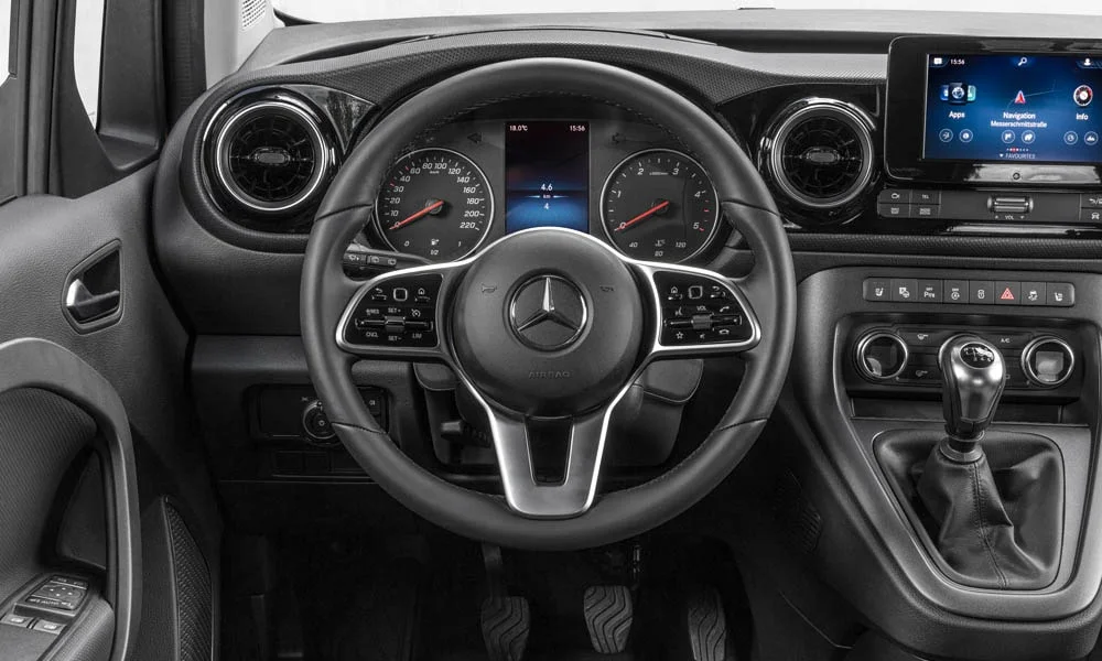 Фото Mercedes-Benz Citan — руль. Обшивка обода и компоновка спиц крупным планом. Правильная посадка: руки на «9 и 3», приборы читаются поверх обода Mercedes-Benz Citan — руль