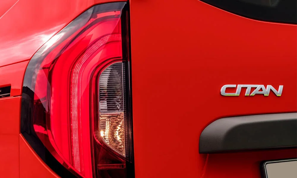 Фото Mercedes-Benz Citan — задние фонари. Графика секций крупным планом — ночная подпись модели. Динамические поворотники с бегущей индикацией встречаются в старших комплектациях Mercedes-Benz Citan — задние фонари