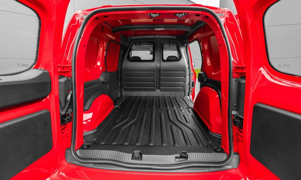 Фото Mercedes-Benz Citan — багажник, фото 4. Грузовой отсек с открытой дверью: погрузочная высота и ширина проёма. Спинки второго ряда складываются и расширяют отсек под длинные грузы Mercedes-Benz Citan — багажник, фото 4