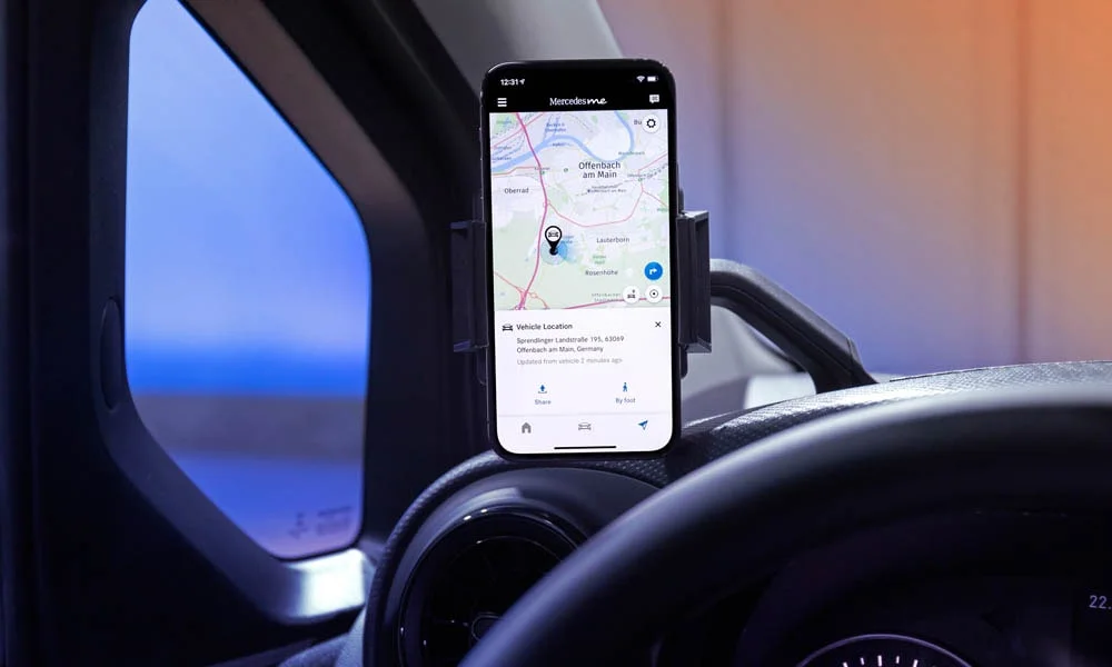 Фото Mercedes-Benz Citan — беспроводная зарядка. Ниша с беспроводной зарядкой в центральной консоли. Прорезиненное покрытие удерживает телефон в поворотах; мощность зарядки — в характеристиках версии Mercedes-Benz Citan — беспроводная зарядка