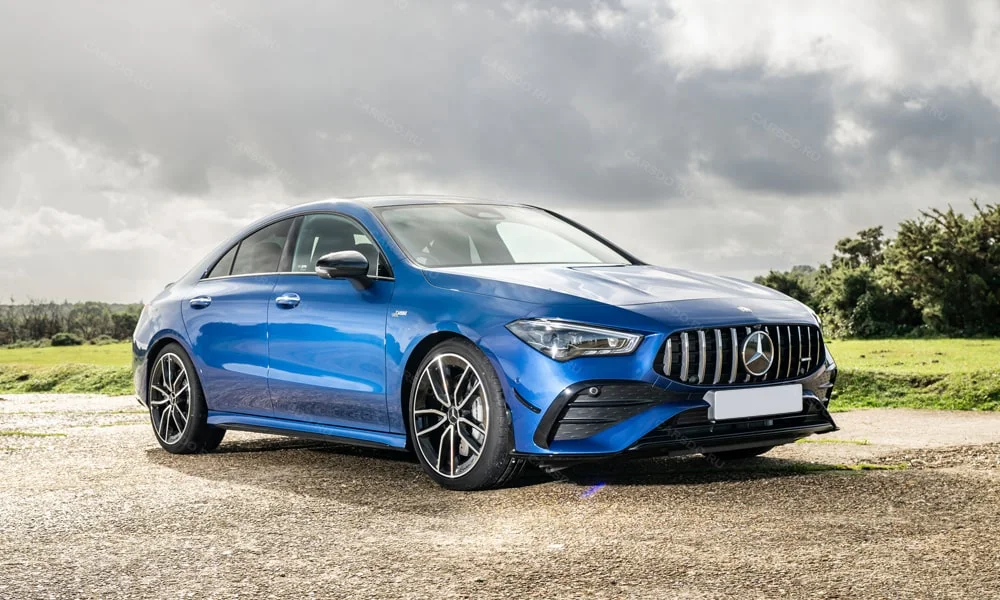 Фото Mercedes-Benz CLA (2024) — вид спереди. Оптика, решётка и бампер — первое впечатление о модели. Рисунок ходовых огней — подпись модели, по нему её узнают в потоке Mercedes-Benz CLA (2024) — вид спереди