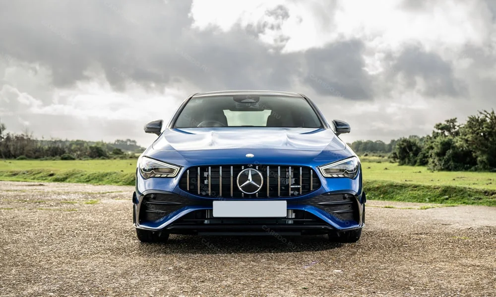 Фото Mercedes-Benz CLA (2024) — вид спереди, фото 2. Анфас: пропорции капота, посадка кузова и графика ходовых огней. Дневные ходовые огни включаются автоматически с запуском Mercedes-Benz CLA (2024) — вид спереди, фото 2