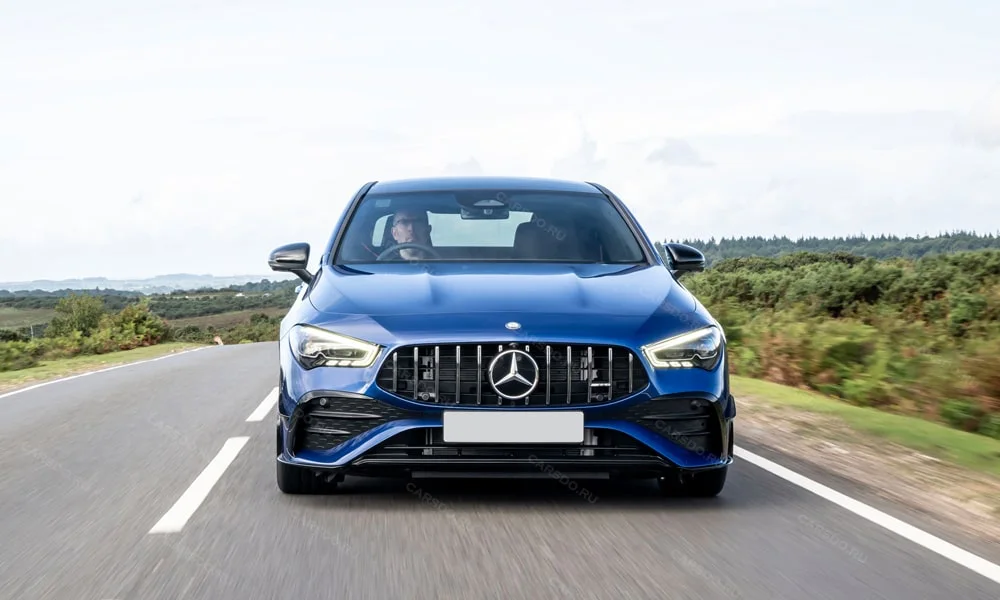 Фото Mercedes-Benz CLA (2024) — вид спереди, фото 3. Синий кузов, строгая симметрия оптики — базовый ракурс знакомства с дизайном Mercedes-Benz CLA (2024) — вид спереди, фото 3