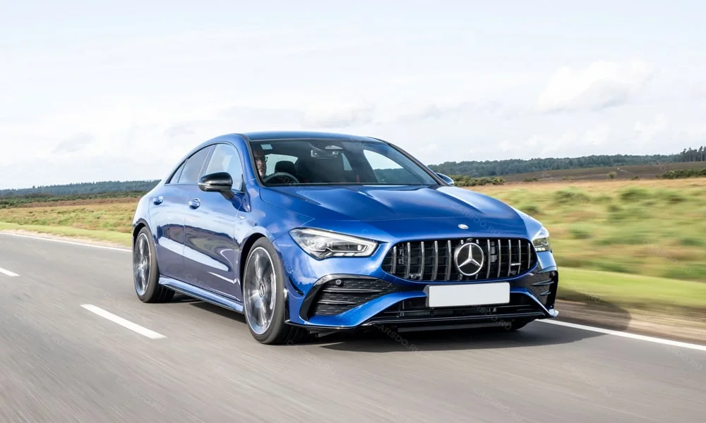 Фото Mercedes-Benz CLA (2024) — вид спереди, фото 4. Передок в синем исполнении — крупная светотехника и выразительный бампер. Рисунок ходовых огней — подпись модели, по нему её узнают в потоке Mercedes-Benz CLA (2024) — вид спереди, фото 4