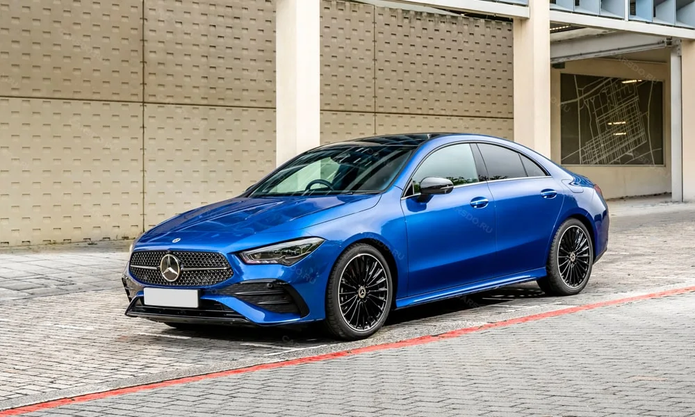 Фото Mercedes-Benz CLA (2024) — вид спереди, фото 5. Кузов в синем цвете: рисунок оптики и решётки задаёт узнаваемое «лицо» модели Mercedes-Benz CLA (2024) — вид спереди, фото 5