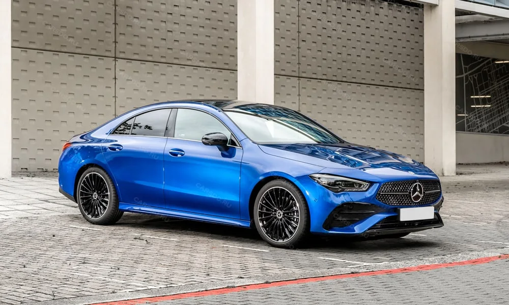 Фото Mercedes-Benz CLA (2024) — вид спереди, фото 6. Кузов в синем цвете: рисунок оптики и решётки задаёт узнаваемое «лицо» модели. Рисунок ходовых огней — подпись модели, по нему её узнают в потоке Mercedes-Benz CLA (2024) — вид спереди, фото 6