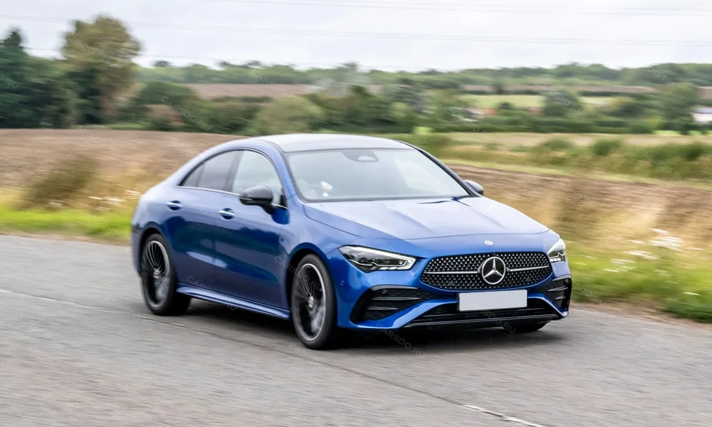 Фото Mercedes-Benz CLA (2024) — вид спереди, фото 7. Синий кузов, строгая симметрия оптики — базовый ракурс знакомства с дизайном Mercedes-Benz CLA (2024) — вид спереди, фото 7