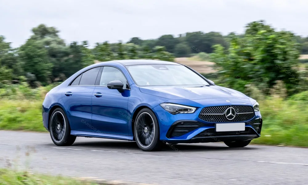 Фото Mercedes-Benz CLA (2024) — вид спереди, фото 8. Передок в синем исполнении — крупная светотехника и выразительный бампер. Дневные ходовые огни включаются автоматически с запуском Mercedes-Benz CLA (2024) — вид спереди, фото 8