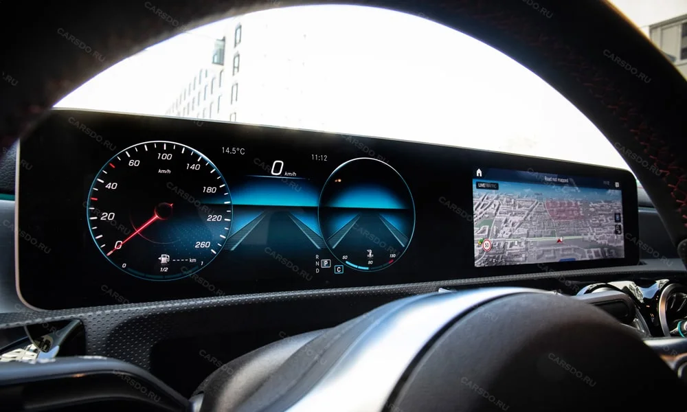Фото Mercedes-Benz CLA (2024) — приборная панель. Скорость, запас хода и подсказки ассистентов перед глазами. Запас хода и расход выводятся крупно — главные цифры ежедневных поездок Mercedes-Benz CLA (2024) — приборная панель