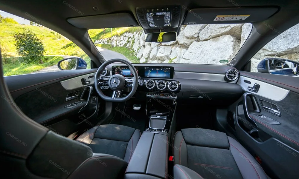 Фото Mercedes-Benz CLA (2024) — интерьер, фото 2. Общий план салона: архитектура панели, консоль и кресла. Уровень отделки читается по стыкам панелей и мягким поверхностям в зонах касания Mercedes-Benz CLA (2024) — интерьер, фото 2