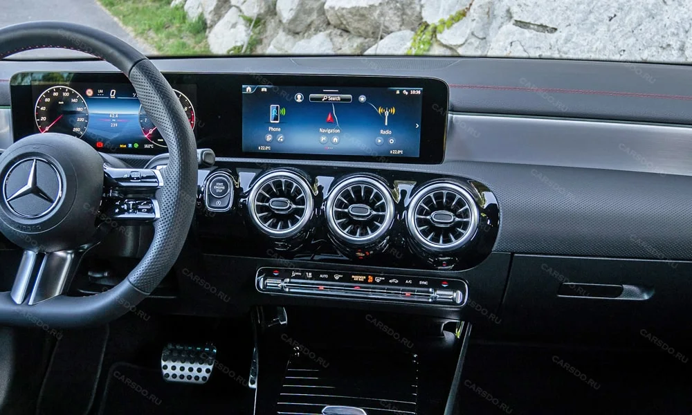 Фото Mercedes-Benz CLA (2024) — экран мультимедиа. Интерфейс медиасистемы крупным планом Mercedes-Benz CLA (2024) — экран мультимедиа