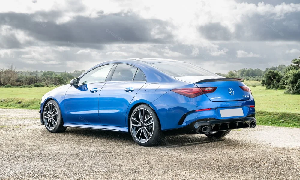 Фото Mercedes-Benz CLA (2024) — вид сзади. Синий кузов сзади — фонари и бампер определяют ночной образ модели. Светодиодная полоса или раздельные секции — задняя оптика стала главным украшением кормы Mercedes-Benz CLA (2024) — вид сзади