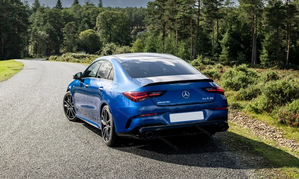 Фото Mercedes-Benz CLA (2024) — вид сзади, фото 3. Синий кузов сзади — фонари и бампер определяют ночной образ модели. Светодиодная полоса или раздельные секции — задняя оптика стала главным украшением кормы Mercedes-Benz CLA (2024) — вид сзади, фото 3
