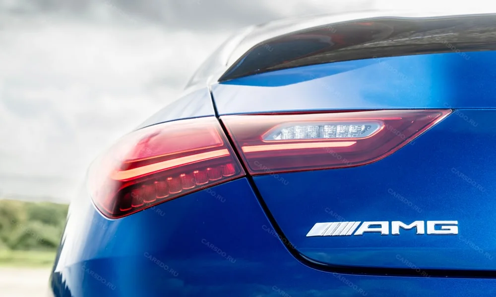 Фото Mercedes-Benz CLA (2024) — вид сзади, фото 6. Корма в синем цвете: графика фонарей и пластика пятой двери. Светодиодная полоса или раздельные секции — задняя оптика стала главным украшением кормы Mercedes-Benz CLA (2024) — вид сзади, фото 6