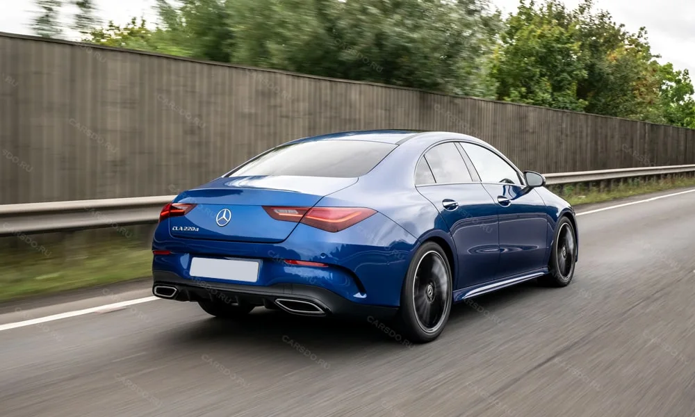 Фото Mercedes-Benz CLA (2024) — вид сзади, фото 9. Синий кузов сзади — фонари и бампер определяют ночной образ модели Mercedes-Benz CLA (2024) — вид сзади, фото 9
