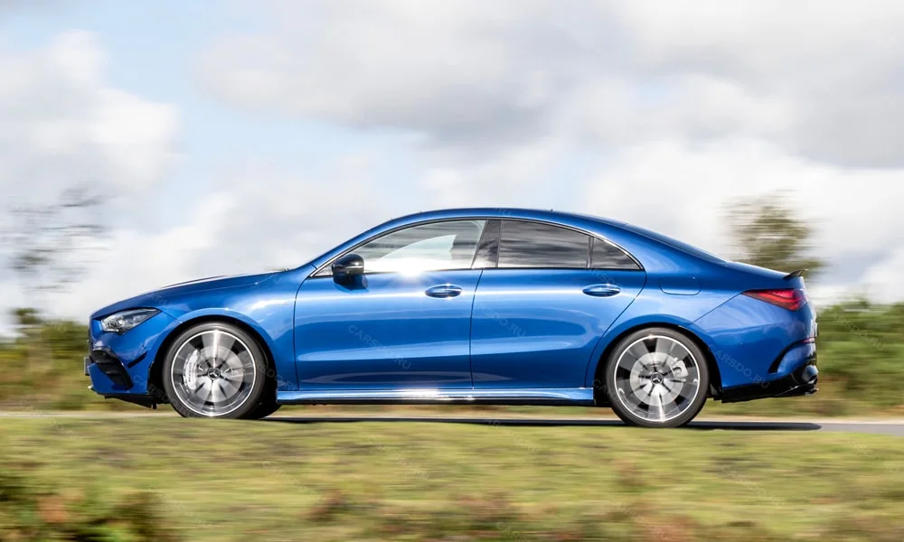Фото Mercedes-Benz CLA (2024) — вид сбоку, фото 2. Профиль кузова: колёсная база, свесы и линия остекления. Длинная база — простор второго ряда; короткие свесы упрощают парковку Mercedes-Benz CLA (2024) — вид сбоку, фото 2