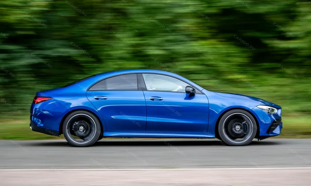 Фото Mercedes-Benz CLA (2024) — вид сбоку, фото 4. Профиль в синем цвете: соотношение колёсной базы и свесов Mercedes-Benz CLA (2024) — вид сбоку, фото 4