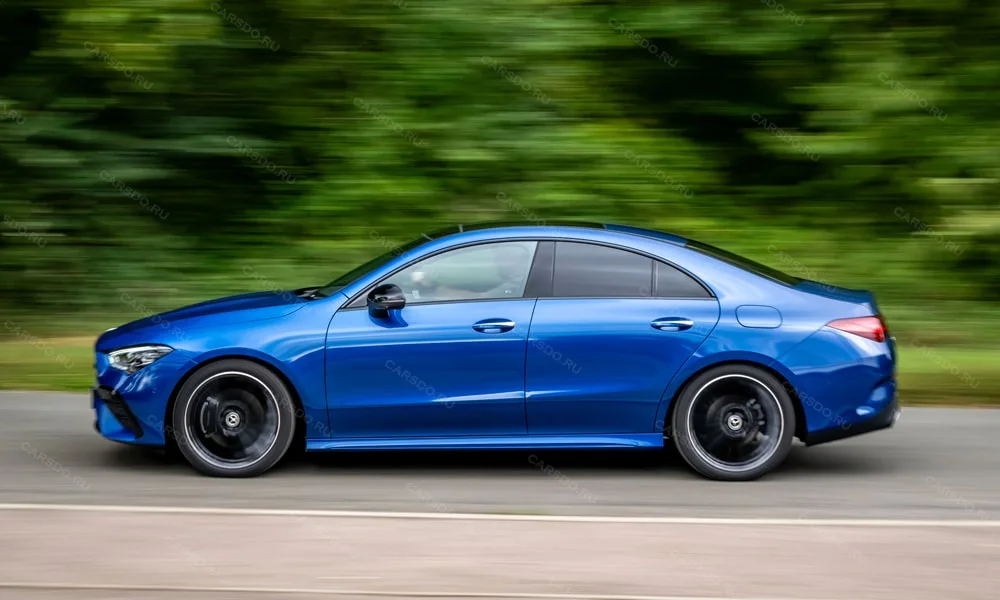 Фото Mercedes-Benz CLA (2024) — вид сбоку, фото 5. Сбоку читаются линия остекления и характер выштамповок на синем кузове Mercedes-Benz CLA (2024) — вид сбоку, фото 5