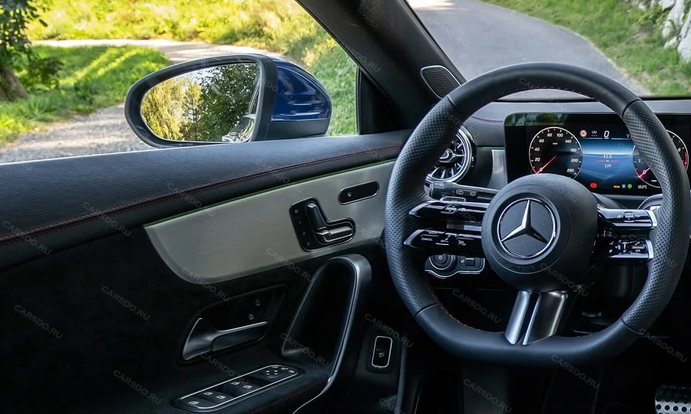Фото Mercedes-Benz CLA (2024) — руль. Обшивка обода и компоновка спиц крупным планом Mercedes-Benz CLA (2024) — руль
