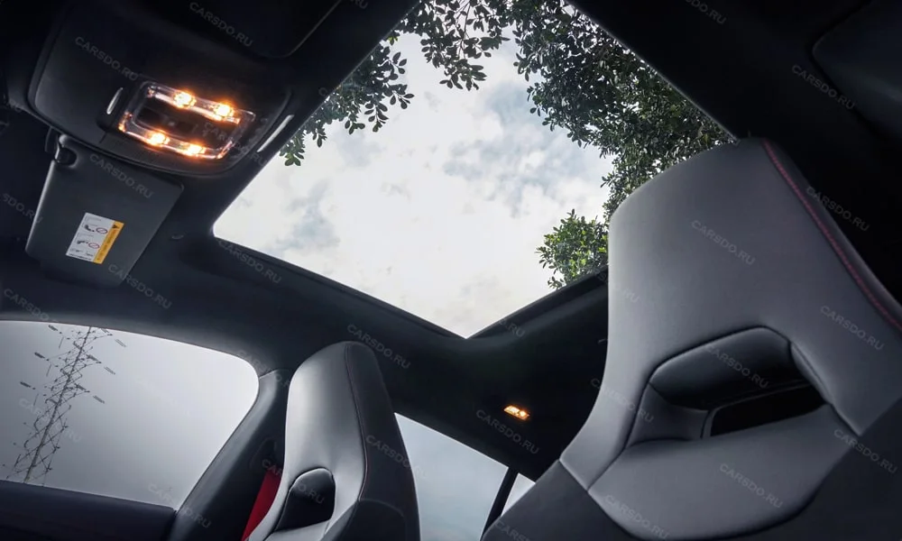 Фото Mercedes-Benz CLA (2024) — панорамная крыша. Остекление крыши изнутри: света в салоне заметно больше. Шторка с электроприводом закрывает стекло в жару Mercedes-Benz CLA (2024) — панорамная крыша