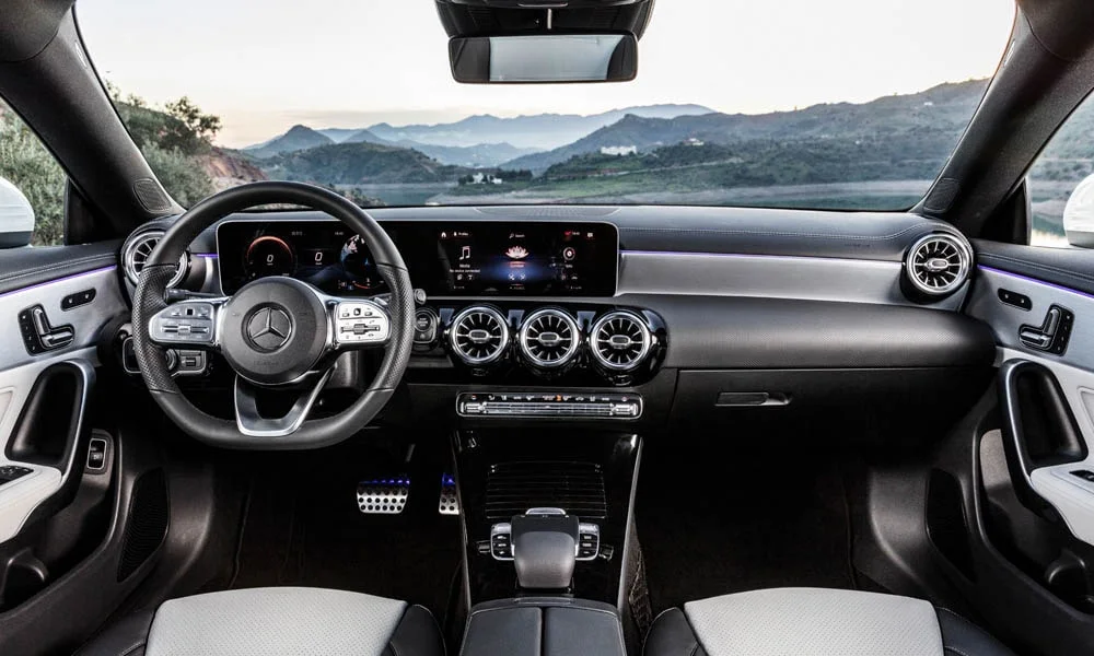 Фото Mercedes-Benz CLA — передняя панель, фото 2. Архитектура передней панели: ярусы, вставки и консоль в светло-серой гамме Mercedes-Benz CLA — передняя панель, фото 2