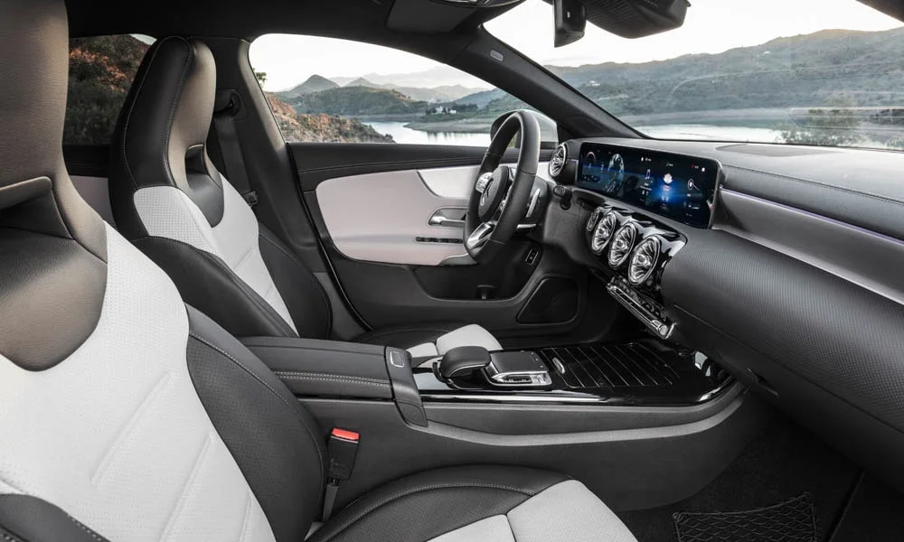 Фото Mercedes-Benz CLA — передняя панель, фото 3. Панель в светло-серой отделке — видна компоновка экранов и органов управления. Мягкие материалы верхнего яруса и вставки задают уровень интерьера Mercedes-Benz CLA — передняя панель, фото 3