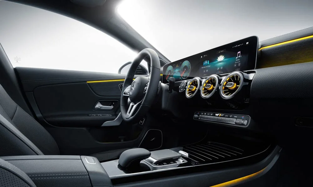 Фото Mercedes-Benz CLA — передняя панель, фото 5. Архитектура передней панели: ярусы, вставки и консоль в тёмной гамме Mercedes-Benz CLA — передняя панель, фото 5